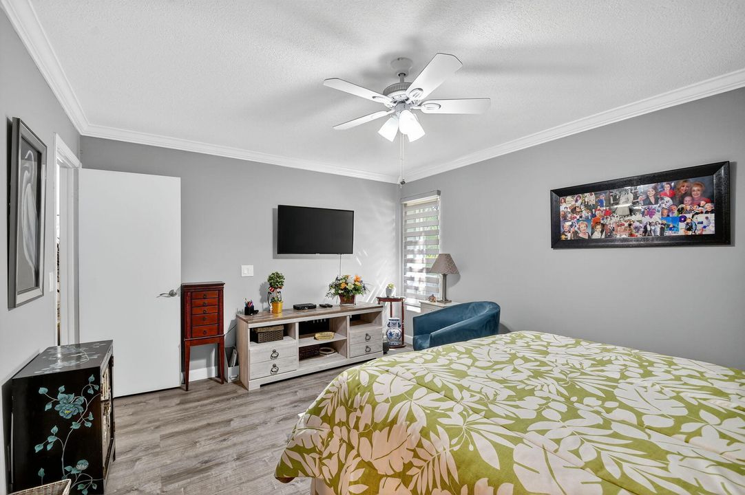 合同活跃: $269,900 (2 贝兹, 2 浴室, 1295 平方英尺)