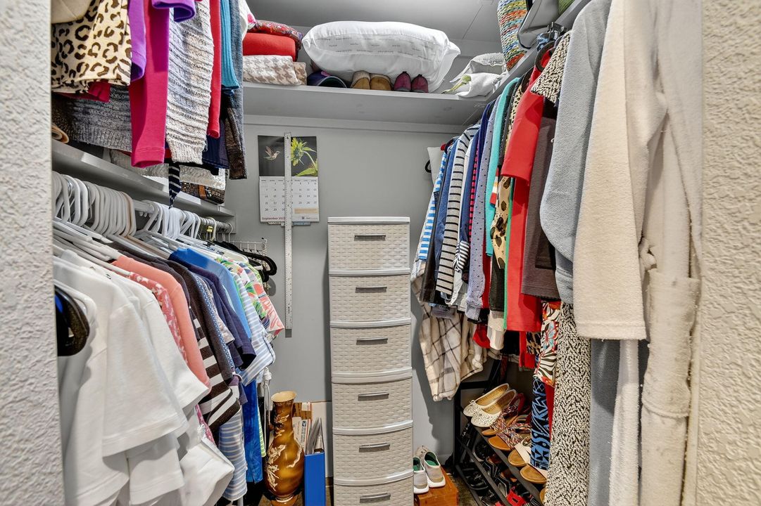 合同活跃: $269,900 (2 贝兹, 2 浴室, 1295 平方英尺)