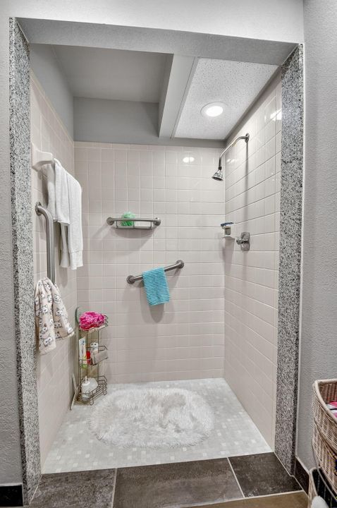 合同活跃: $269,900 (2 贝兹, 2 浴室, 1295 平方英尺)