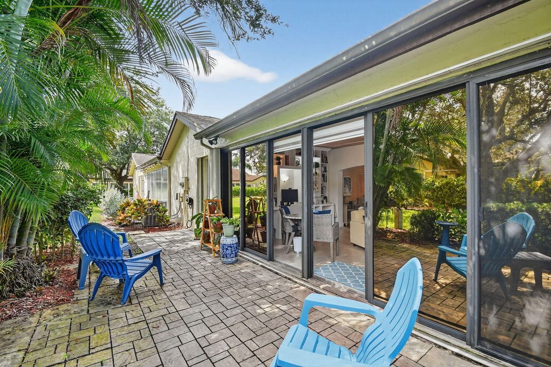 合同活跃: $269,900 (2 贝兹, 2 浴室, 1295 平方英尺)