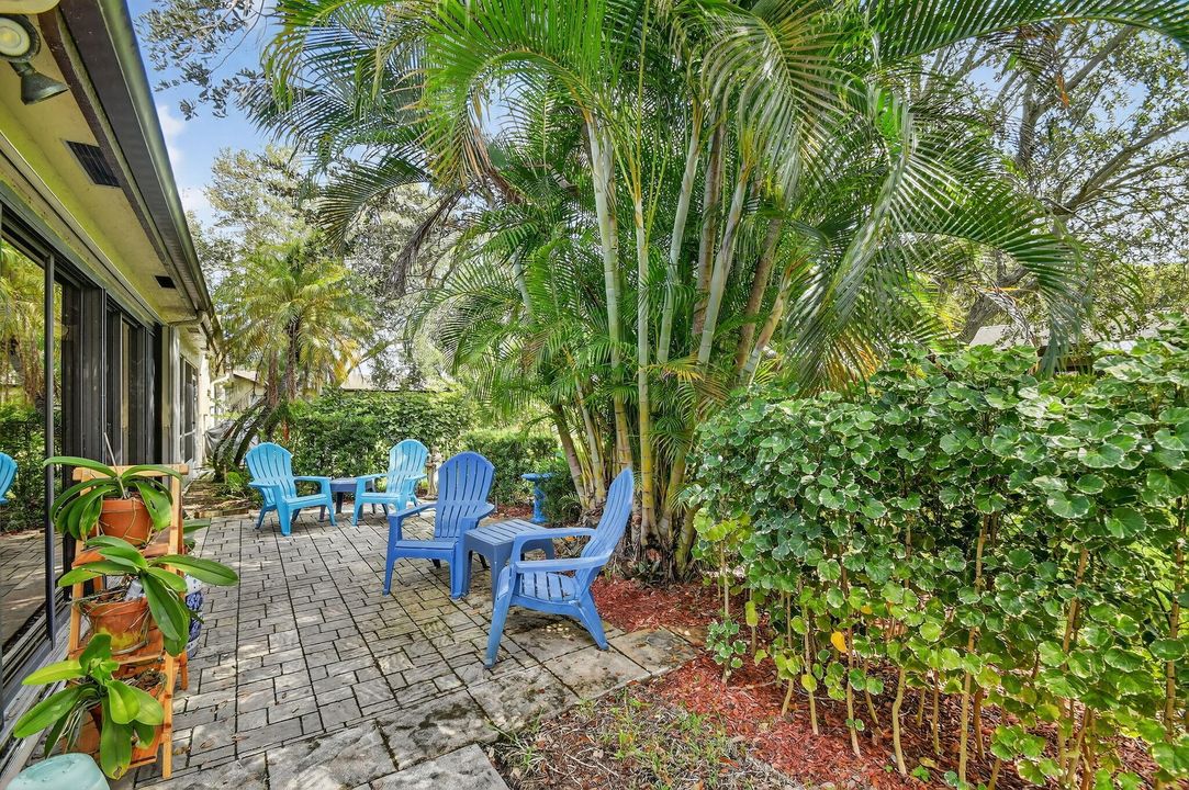 合同活跃: $269,900 (2 贝兹, 2 浴室, 1295 平方英尺)