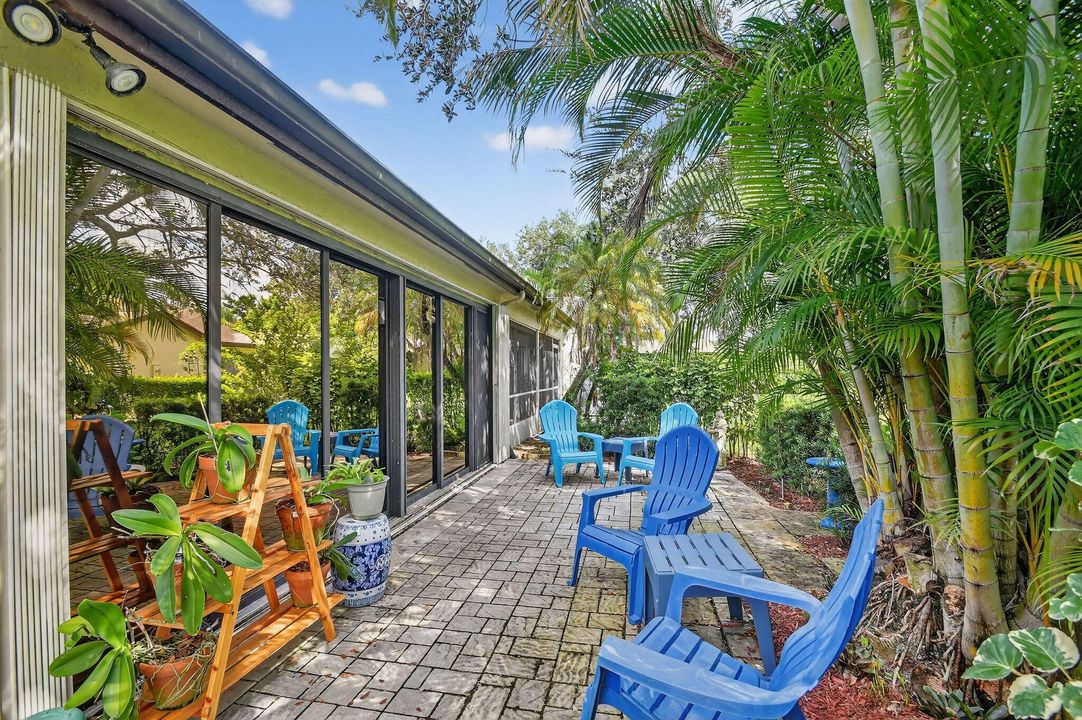 合同活跃: $269,900 (2 贝兹, 2 浴室, 1295 平方英尺)