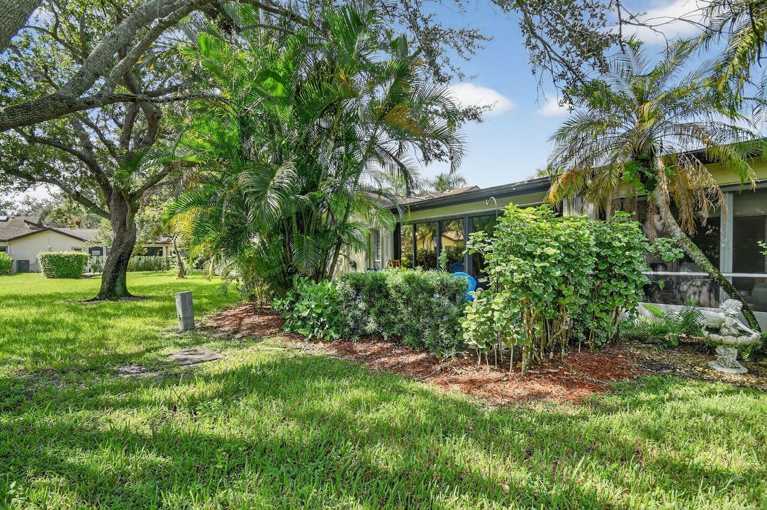 合同活跃: $269,900 (2 贝兹, 2 浴室, 1295 平方英尺)