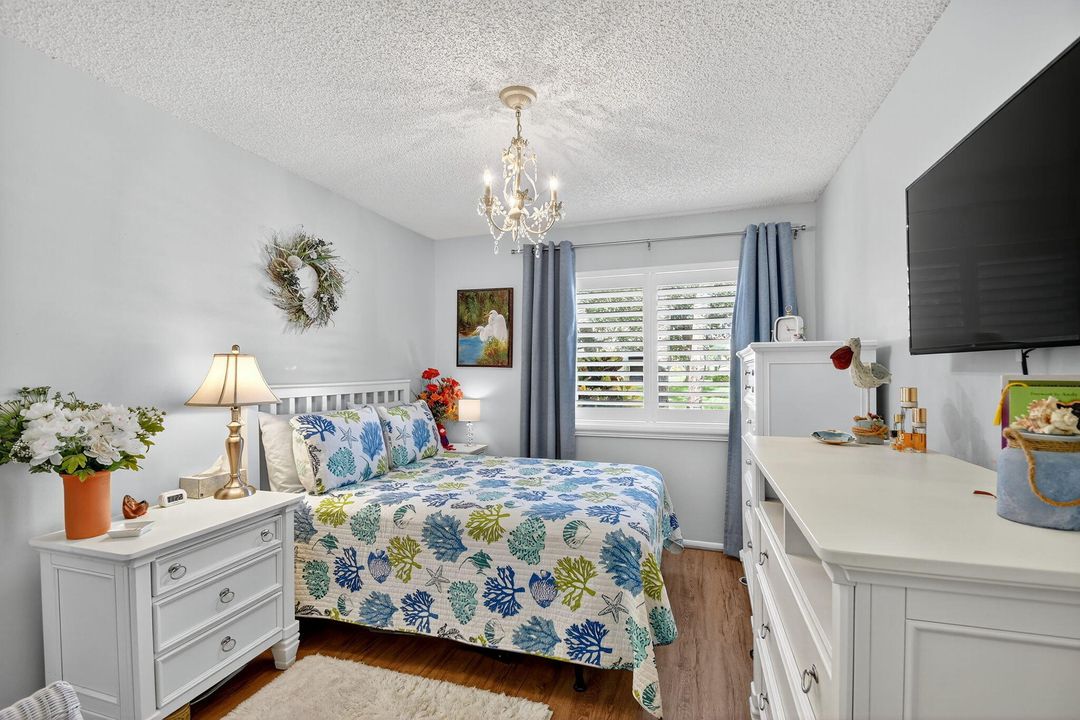 合同活跃: $269,900 (2 贝兹, 2 浴室, 1295 平方英尺)