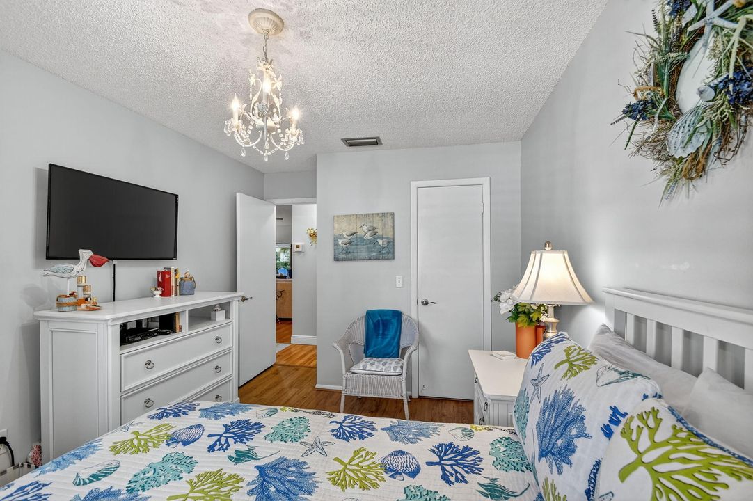 合同活跃: $269,900 (2 贝兹, 2 浴室, 1295 平方英尺)