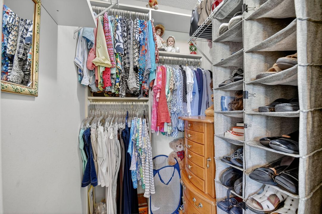 合同活跃: $269,900 (2 贝兹, 2 浴室, 1295 平方英尺)