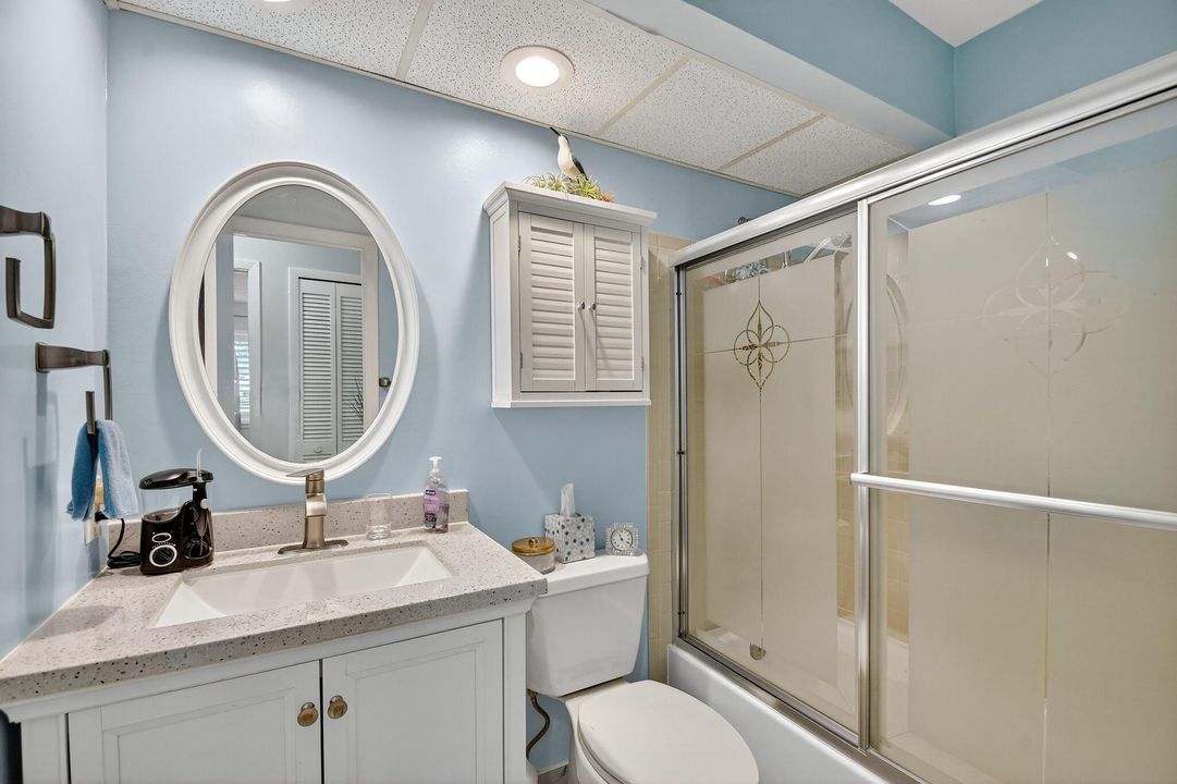 合同活跃: $269,900 (2 贝兹, 2 浴室, 1295 平方英尺)