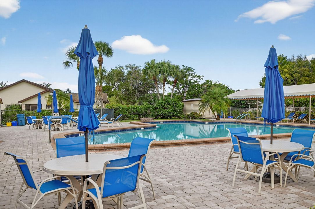 合同活跃: $269,900 (2 贝兹, 2 浴室, 1295 平方英尺)