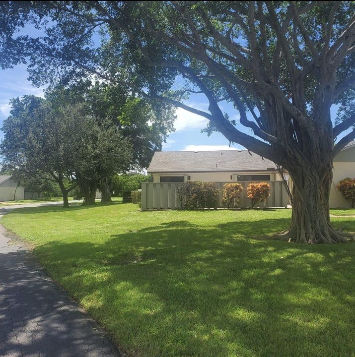 合同活跃: $2,200 (2 贝兹, 2 浴室, 1243 平方英尺)