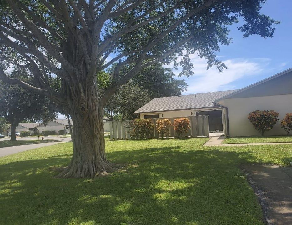 合同活跃: $2,200 (2 贝兹, 2 浴室, 1243 平方英尺)