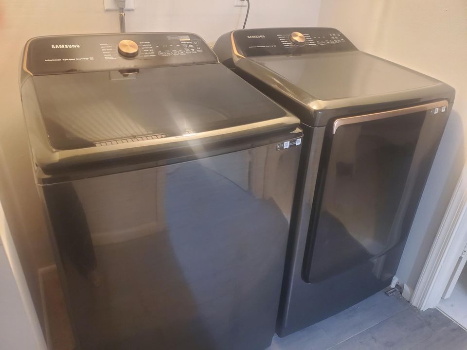 合同活跃: $2,200 (2 贝兹, 2 浴室, 1243 平方英尺)