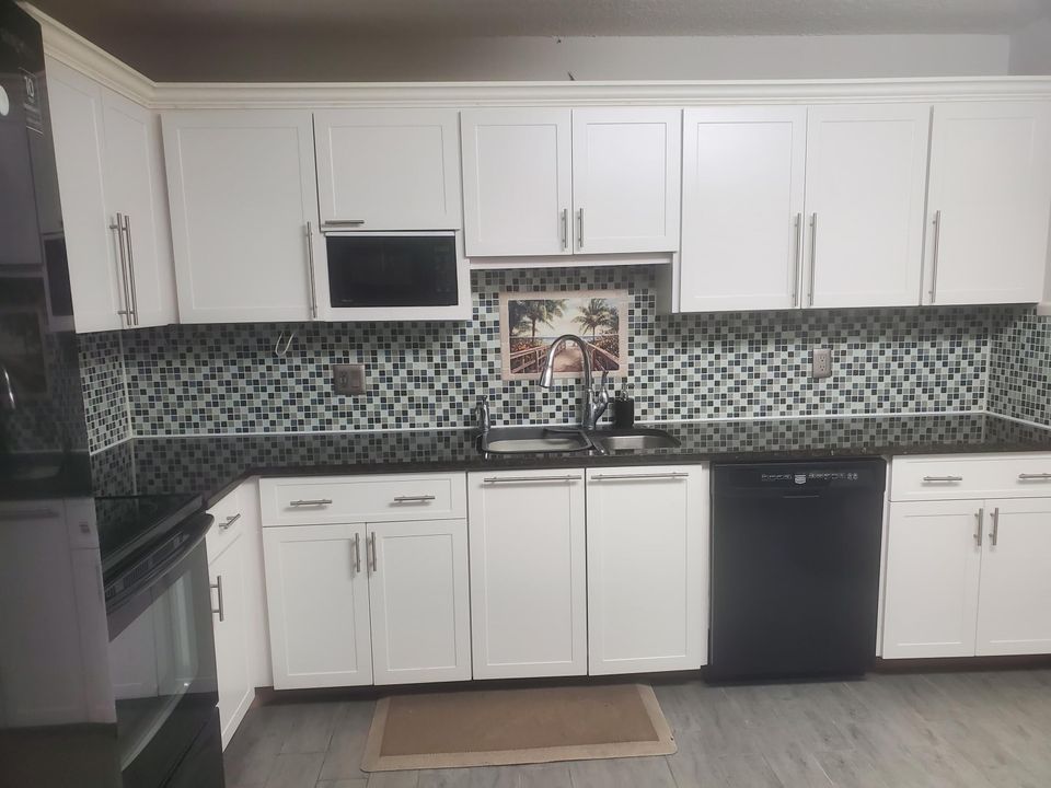 合同活跃: $2,200 (2 贝兹, 2 浴室, 1243 平方英尺)