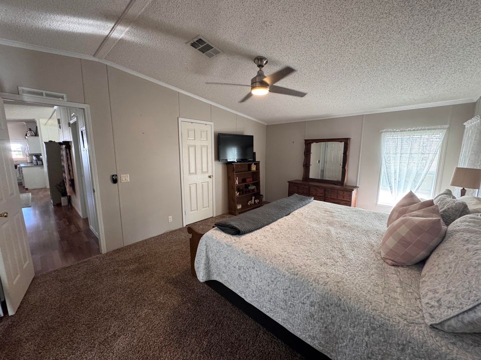 Active With Contract: $207,000 (2 beds, 2 baths, 1776 Square Feet)