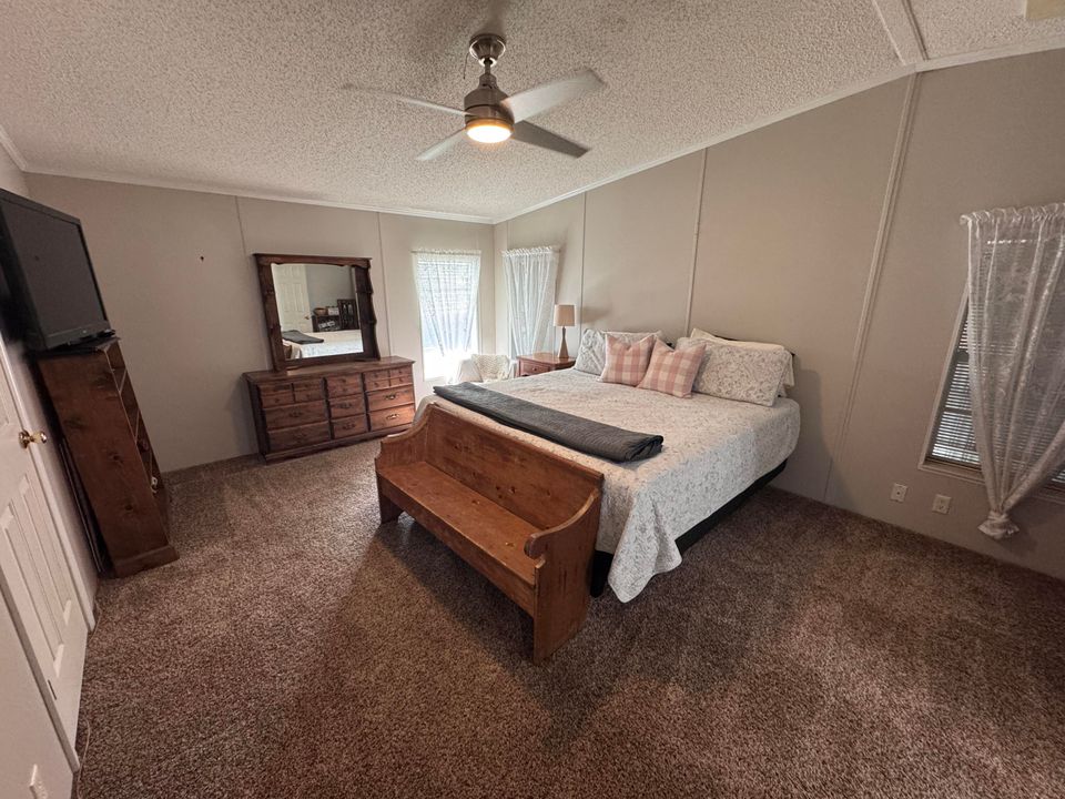 Active With Contract: $207,000 (2 beds, 2 baths, 1776 Square Feet)