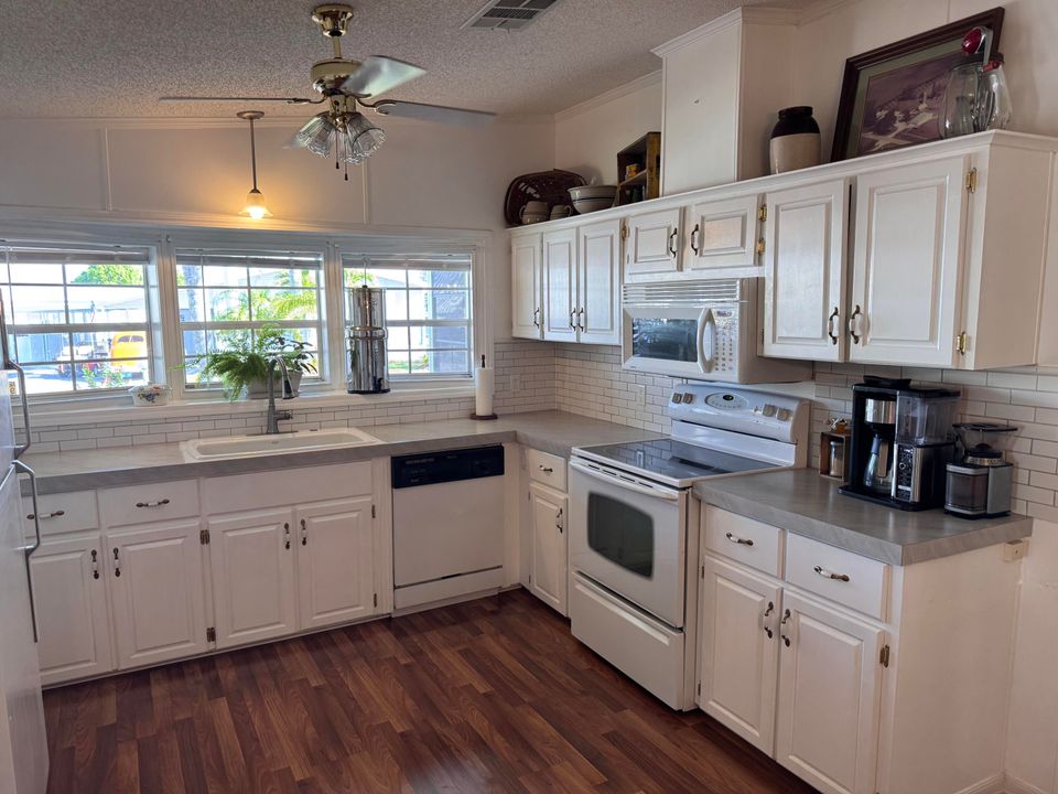 Active With Contract: $207,000 (2 beds, 2 baths, 1776 Square Feet)