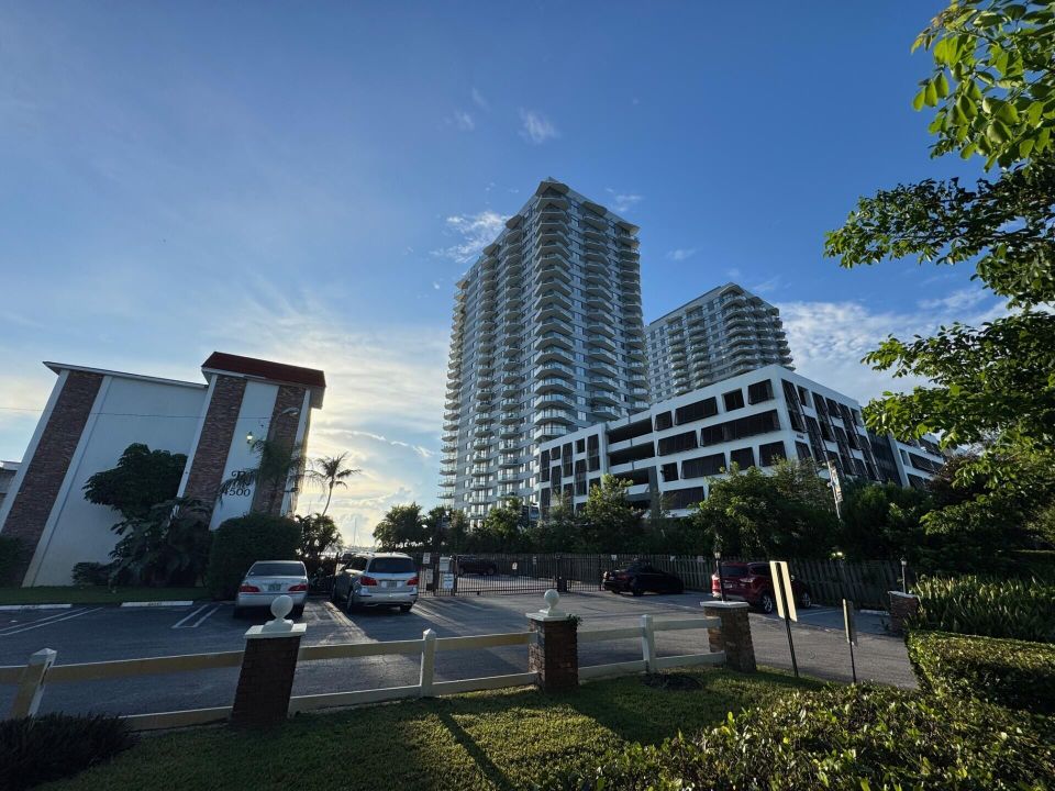 Activo con contrato: $1,950 (2 camas, 2 baños, 948 Pies cuadrados)