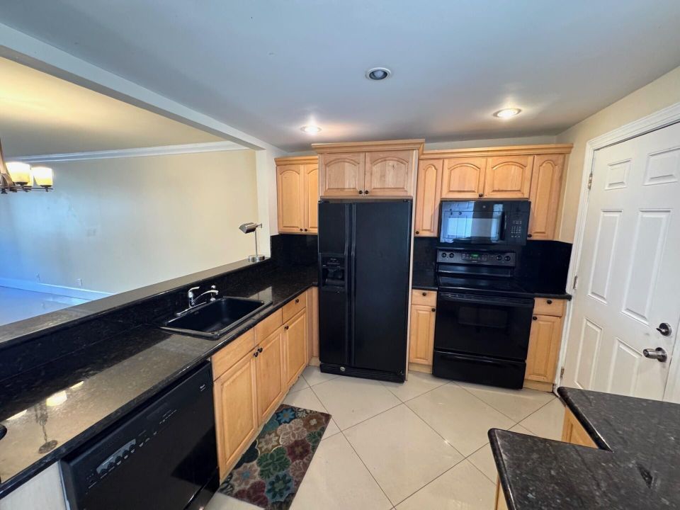 Activo con contrato: $1,950 (2 camas, 2 baños, 948 Pies cuadrados)