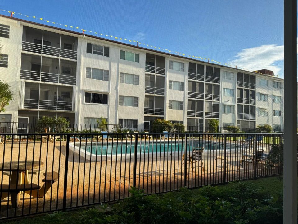 Activo con contrato: $1,950 (2 camas, 2 baños, 948 Pies cuadrados)