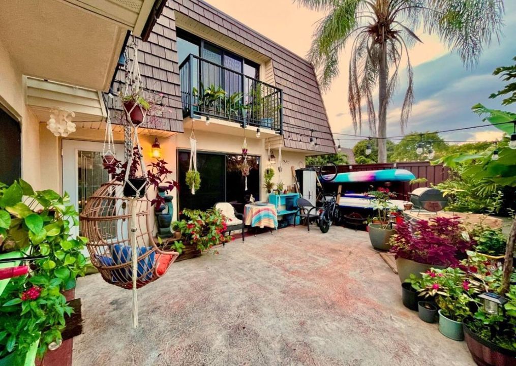 На продажу: $349,999 (2 спален, 2 ванн, 1236 Квадратных фут)