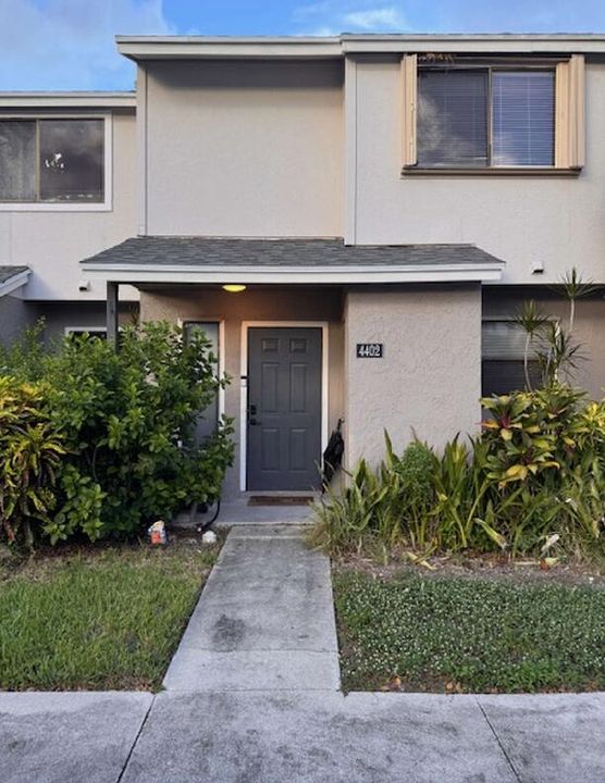 Недавно продано: $250,000 (2 спален, 2 ванн, 1226 Квадратных фут)