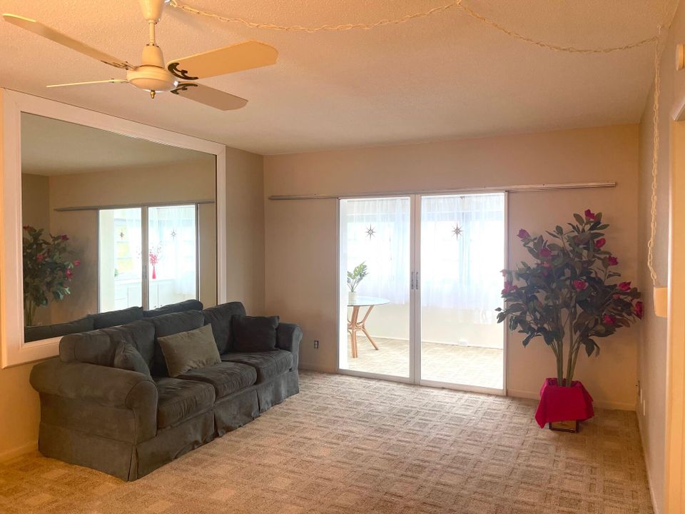 For Sale: $114,999 (2 beds, 1 baths, 729 Square Feet)