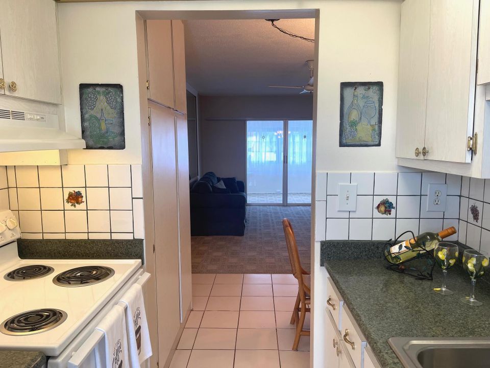 For Sale: $114,999 (2 beds, 1 baths, 729 Square Feet)