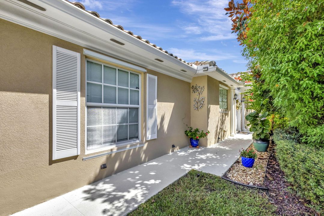 Active With Contract: $325,000 (2 beds, 2 baths, 1680 Square Feet)