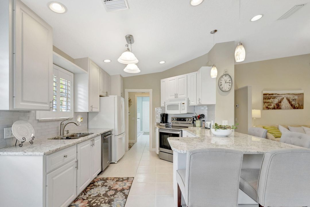 Active With Contract: $325,000 (2 beds, 2 baths, 1680 Square Feet)