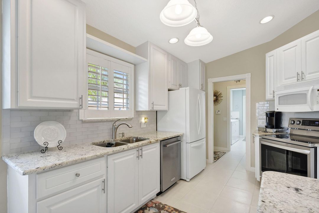 Active With Contract: $325,000 (2 beds, 2 baths, 1680 Square Feet)