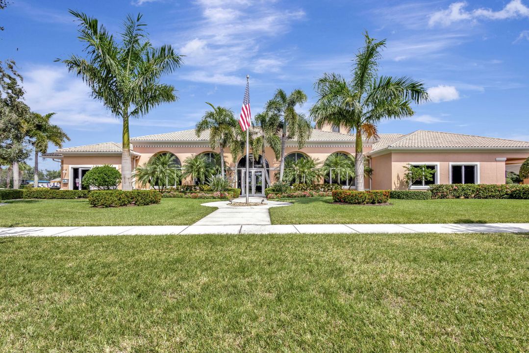 Active With Contract: $325,000 (2 beds, 2 baths, 1680 Square Feet)