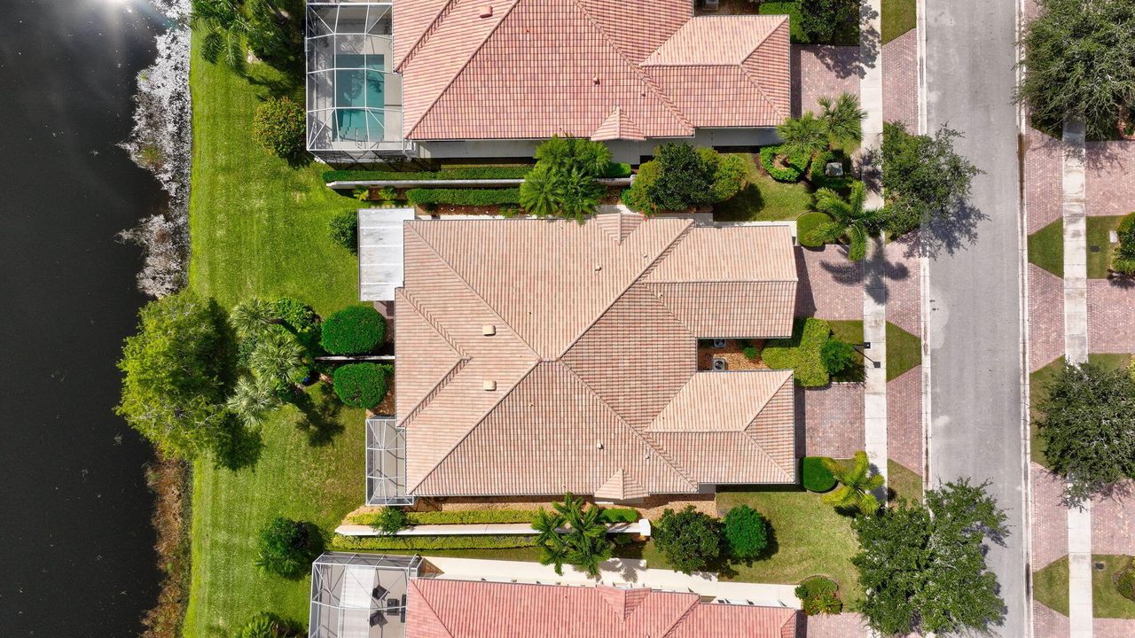 Active With Contract: $325,000 (2 beds, 2 baths, 1680 Square Feet)