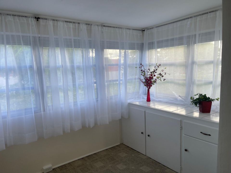 For Sale: $114,999 (2 beds, 1 baths, 729 Square Feet)