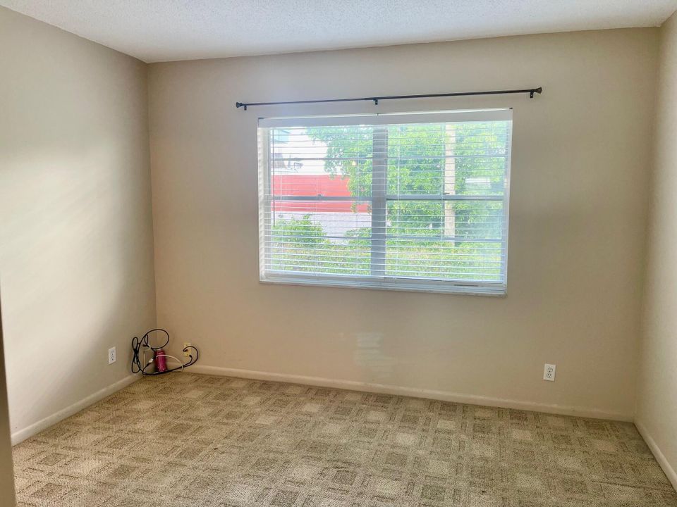 For Sale: $114,999 (2 beds, 1 baths, 729 Square Feet)