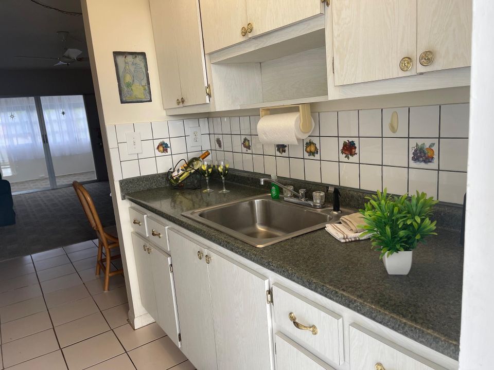 For Sale: $114,999 (2 beds, 1 baths, 729 Square Feet)