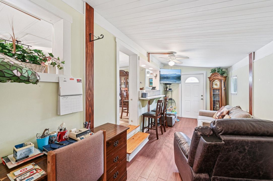 待售: $143,500 (3 贝兹, 1 浴室, 906 平方英尺)