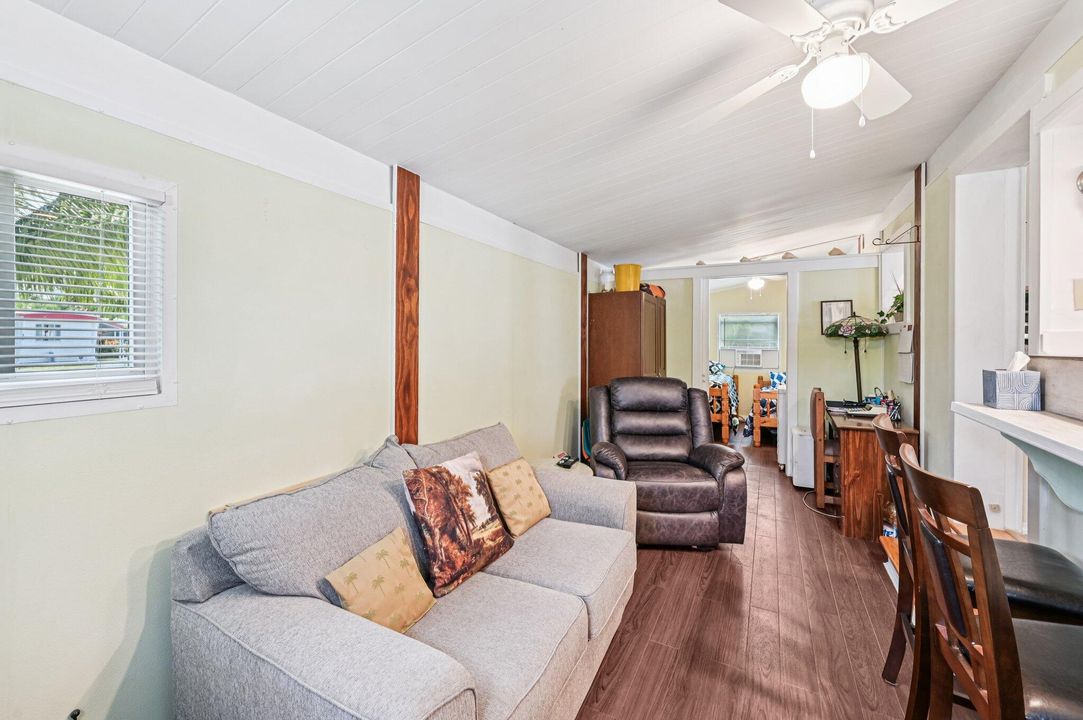 待售: $143,500 (3 贝兹, 1 浴室, 906 平方英尺)