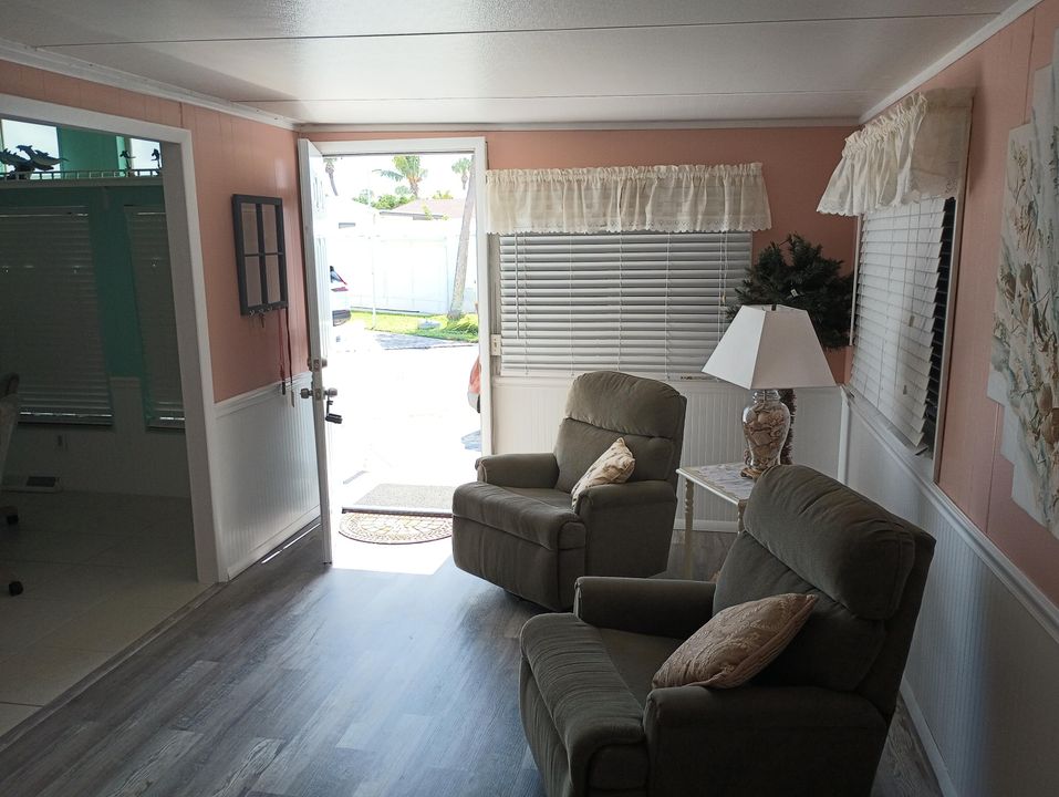 待售: $262,500 (2 贝兹, 1 浴室, 980 平方英尺)