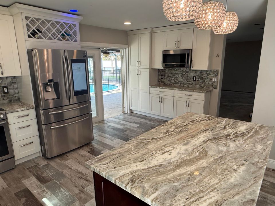 Activo con contrato: $699,000 (4 camas, 2 baños, 2246 Pies cuadrados)