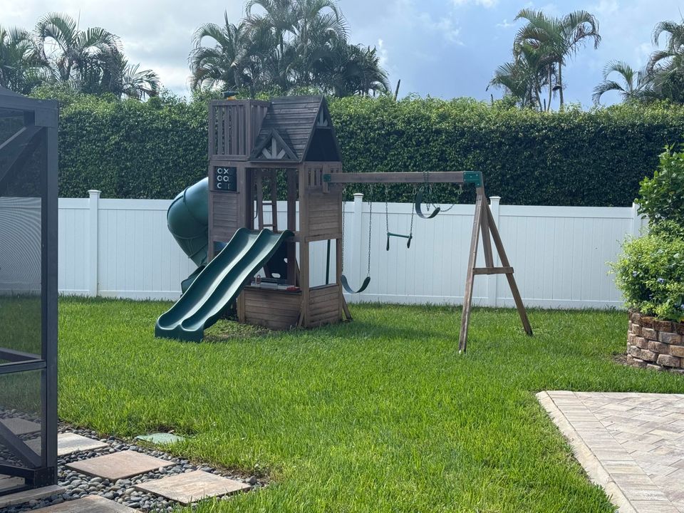 Activo con contrato: $699,000 (4 camas, 2 baños, 2246 Pies cuadrados)