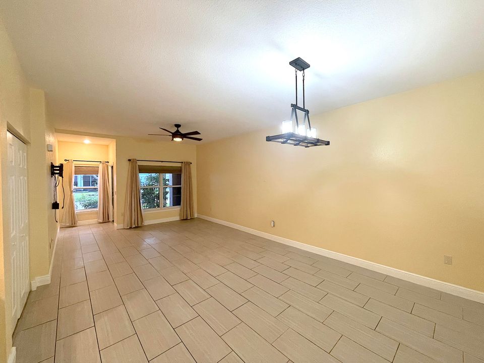 Activo con contrato: $1,875 (2 camas, 2 baños, 1326 Pies cuadrados)