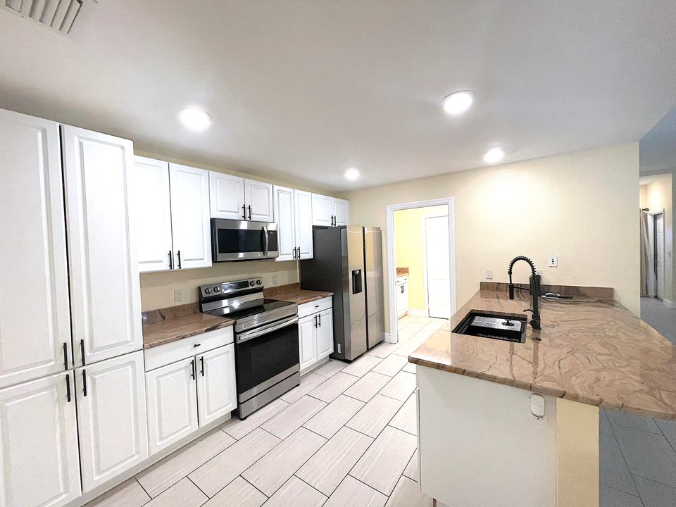 Activo con contrato: $1,875 (2 camas, 2 baños, 1326 Pies cuadrados)