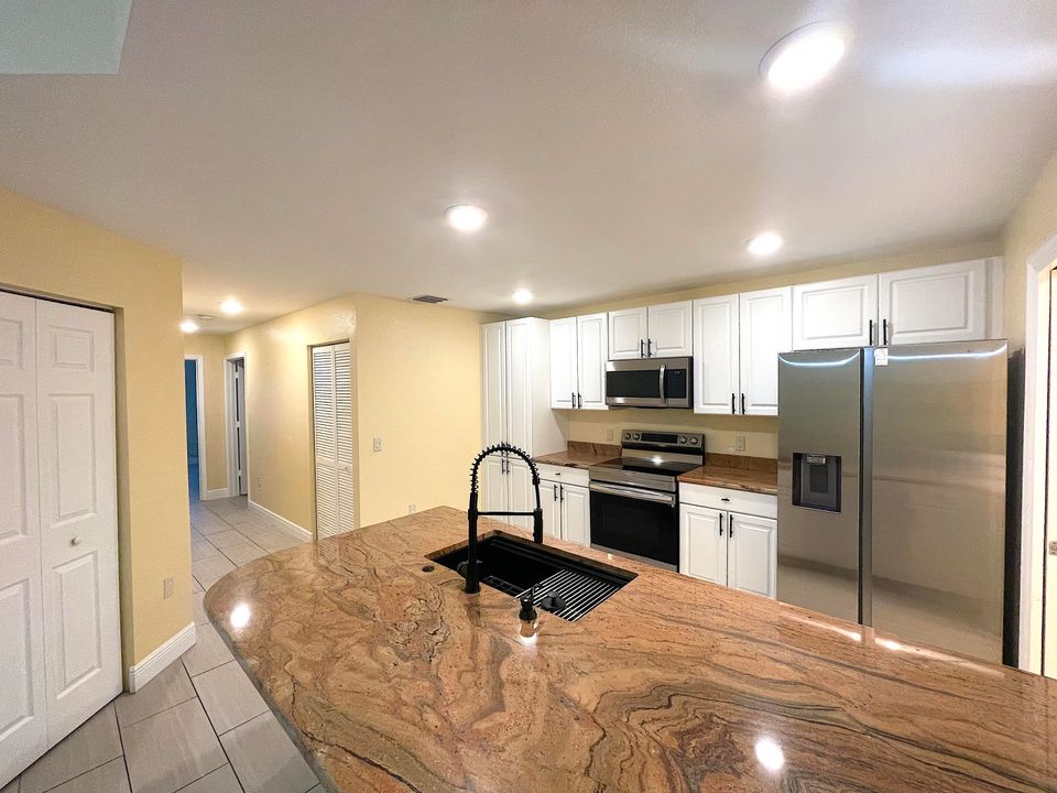 Activo con contrato: $1,875 (2 camas, 2 baños, 1326 Pies cuadrados)