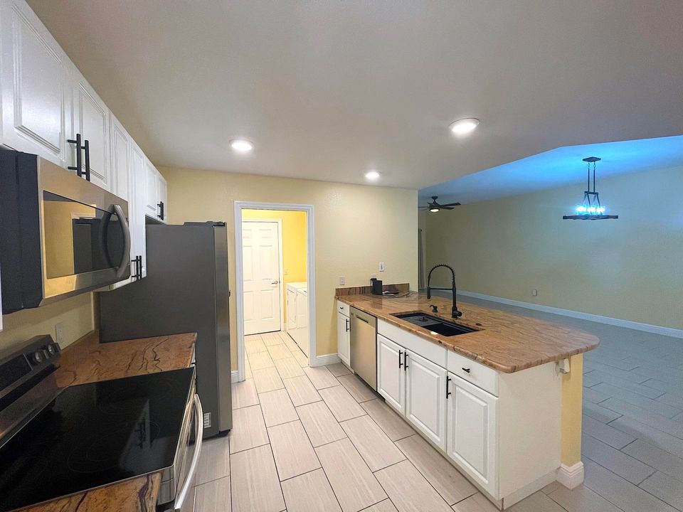 Activo con contrato: $1,875 (2 camas, 2 baños, 1326 Pies cuadrados)