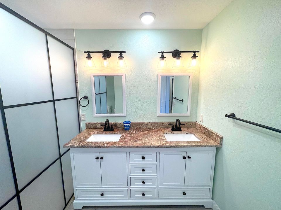 Activo con contrato: $1,875 (2 camas, 2 baños, 1326 Pies cuadrados)