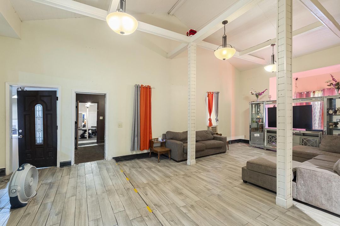 待售: $279,000 (4 贝兹, 2 浴室, 3612 平方英尺)