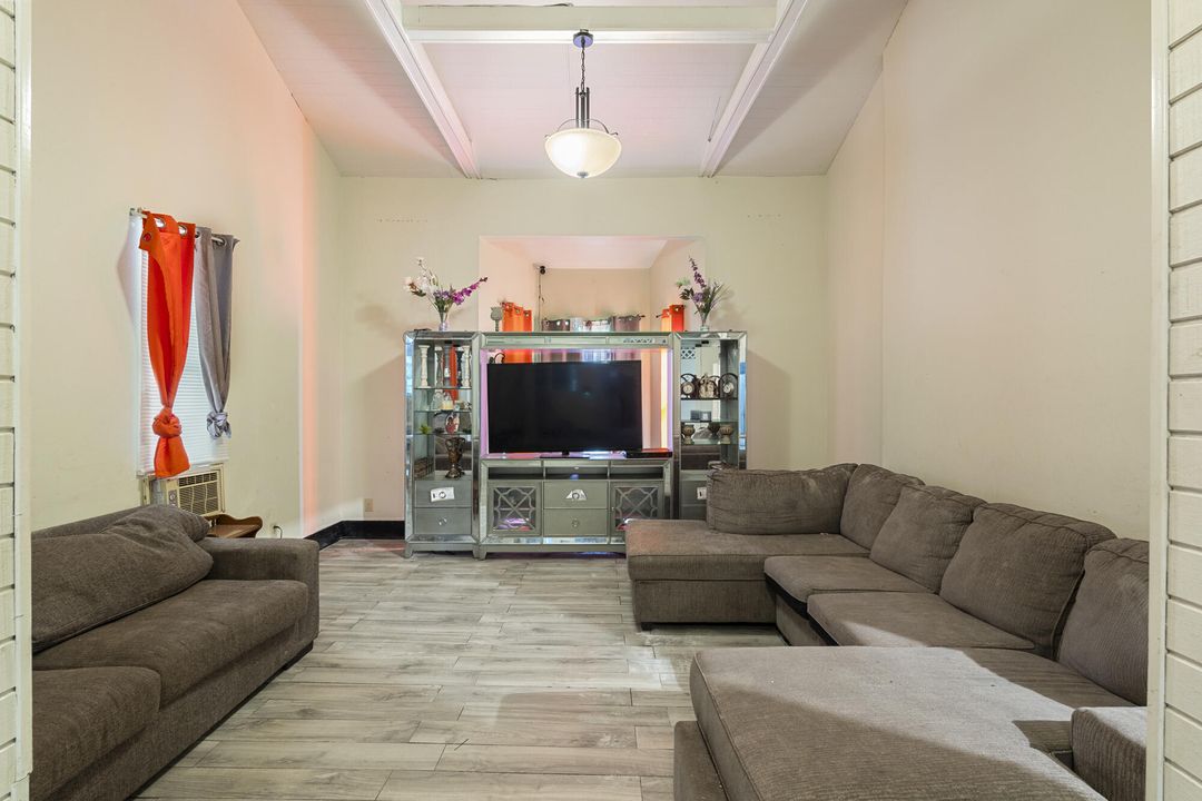 待售: $279,000 (4 贝兹, 2 浴室, 3612 平方英尺)