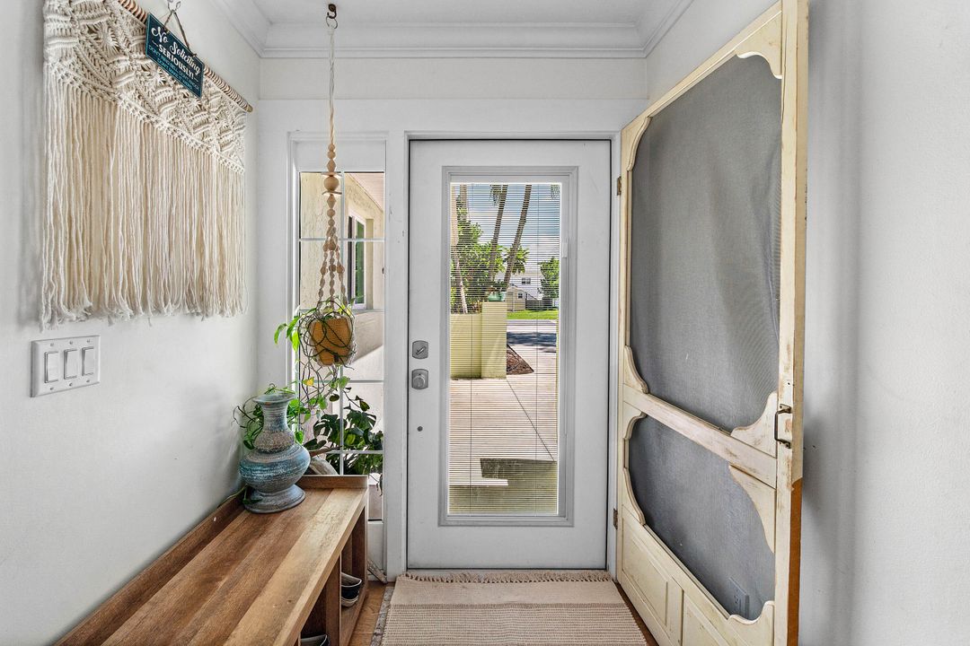 Под контрактом: $799,000 (3 спален, 2 ванн, 1964 Квадратных фут)