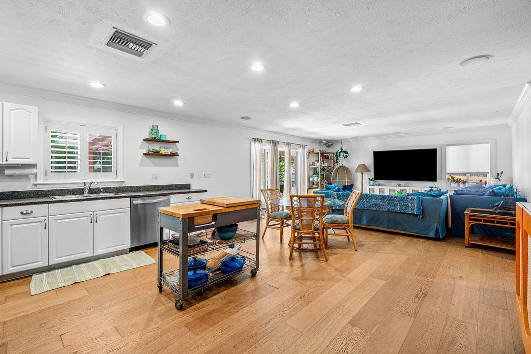 Под контрактом: $799,000 (3 спален, 2 ванн, 1964 Квадратных фут)