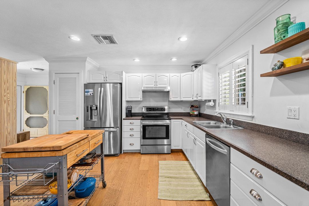 Под контрактом: $799,000 (3 спален, 2 ванн, 1964 Квадратных фут)