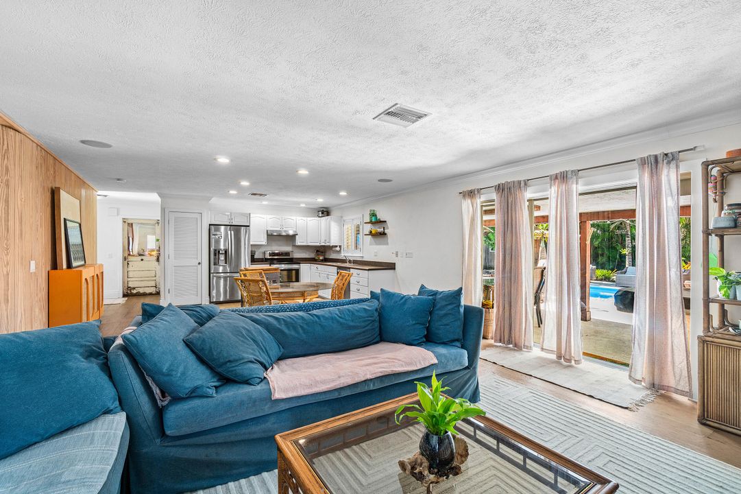 Под контрактом: $799,000 (3 спален, 2 ванн, 1964 Квадратных фут)